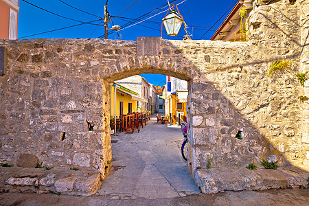 Zadar石头街和拱门附近古老的Sukosan村图片