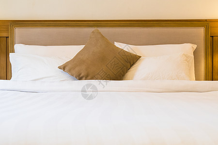 卧室装饰 床上枕头图片