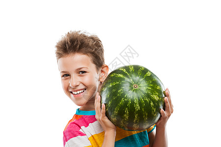 拥有绿色西瓜水果的英俊 笑着微笑的男孩营养男性幸福乐趣男人快乐男生青少年孩子食物图片