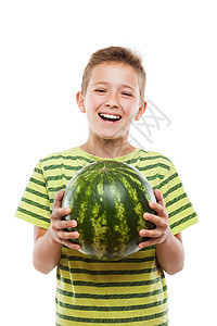 拥有绿色西瓜水果的英俊 笑着微笑的男孩营养男人幸福青少年孩子乐趣快乐食物男性男生图片