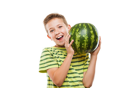 拥有绿色西瓜水果的英俊 笑着微笑的男孩乐趣营养男性幸福食物男人青少年孩子男生快乐图片