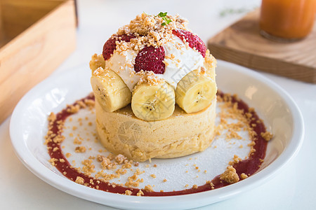 带奶油 草莓 香蕉和饼干的热蛋糕美食食物水果浆果甜点白色红色盘子蛋糕图片