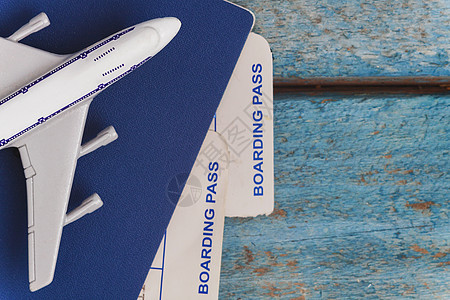 护照上挂有机票的飞机 特机 木制b乘客飞行玩具航空公司蓝色运输文档空气旅行班级图片