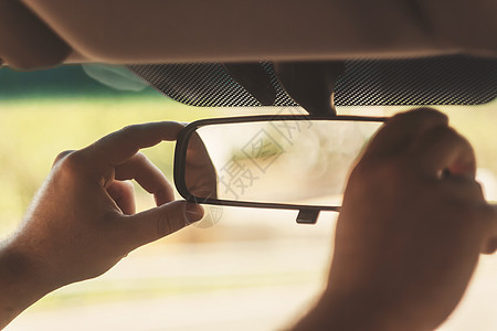 男人的手纠正了汽车后视镜 反转女性安全反射驾驶车轮座位女士司机白色调色图片