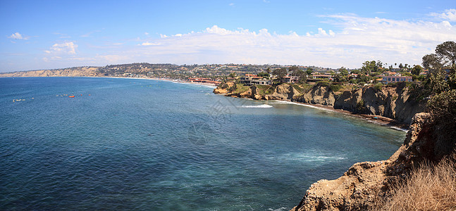 南加利福尼亚州海岸线悬崖全景太阳游泳海洋海岸晴天岩石海滩蓝天背景图片