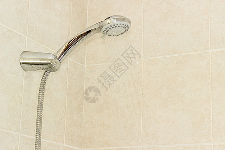 浴室插画用米砖在墙上挂着的手持板上的淋浴头合金圆形设置按摩节水喷嘴组件喷头杠杆喷雾背景