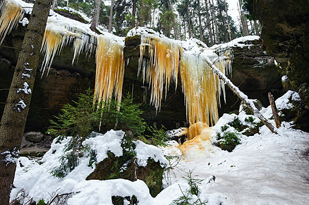 冻结的瀑布和积雪冰川水晶岩石橙子蓝色冰柱季节季节性白色图片