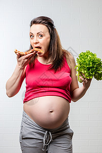 饥饿的孕妇选择非生产性食品; 在不生产食品的情况下图片