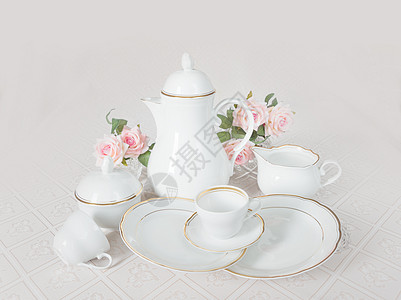 金边玫瑰茶矿石咖啡饮料的盘子茶壶设置奶精桌面陶器奢华纺织品粉色玫瑰餐厅背景