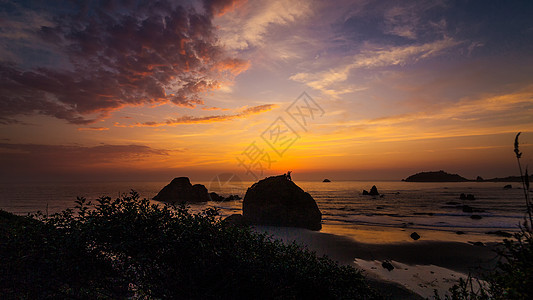 美丽的北加利福尼亚州北部海滩的日落岩石日出海岸旅游海洋天空海景太阳石头海岸线图片