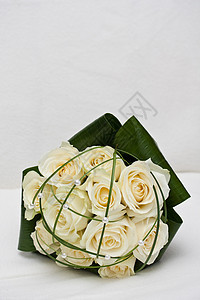 婚礼花束玫瑰绿色珍珠花朵白色背景图片