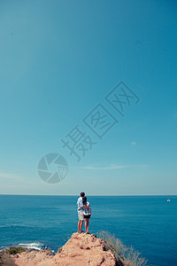 年轻夫妇看大海游客爬坡道天空闲暇悬崖地平线浪漫女士海洋自由图片