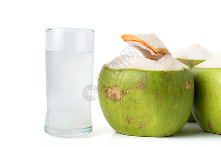 带椰子的新鲜椰子水热带食物水果白色绿色果汁背景图片