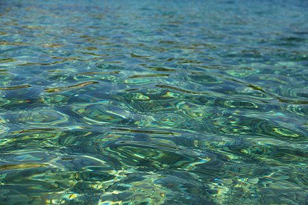 海水表面背景水晶涟漪海浪石头蓝色卵石绿色波纹反射运动图片