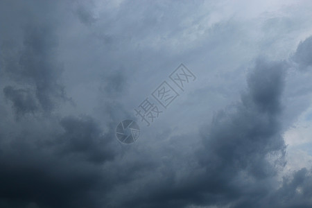 黑暗的天空与暴云危险闪电天气力量天堂气候风景蓝色螺栓戏剧性图片