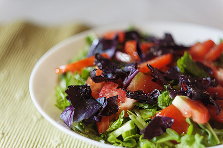 新鲜蔬菜沙拉放在桌上 特写午餐美食紫色饮食小吃食物桌子黄瓜蓝色胡椒图片
