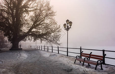 冬季清晨雾雾中的城市堤防图片