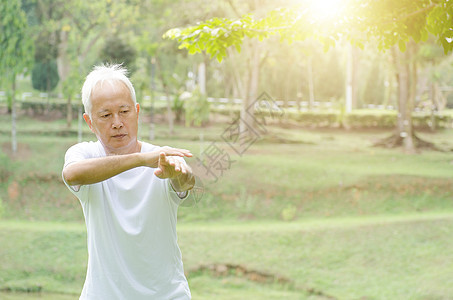 在户外练泰吉的老人图片