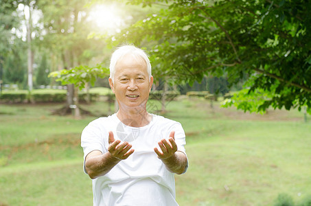 在公园练齐贡的老男人图片