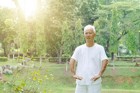 老人户外练泰吉图片