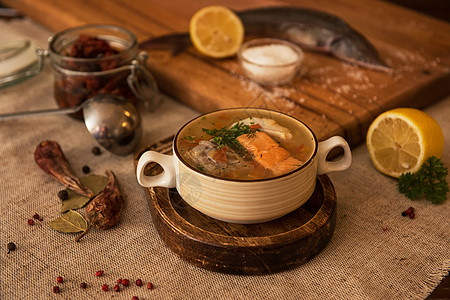 美味的鱼汤  ukha 不同鱼类和蔬菜的汤服务勺子香料胡椒草本植物食谱洋葱土豆饮食营养图片