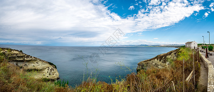 秋天阴云多彩的海滩风景海浪晴天季节天气海洋地平线假期旅行海岸天空图片