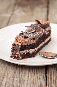 潮湿的魔鬼食品巧克力蛋糕 叫巴黎蛋糕甜点食物巧克力可可糕点奶油蛋糕巧克力片浪费糖果图片