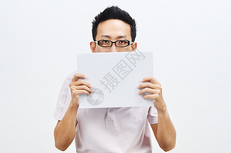亚洲男子持有白纸卡面罩脸孔图片