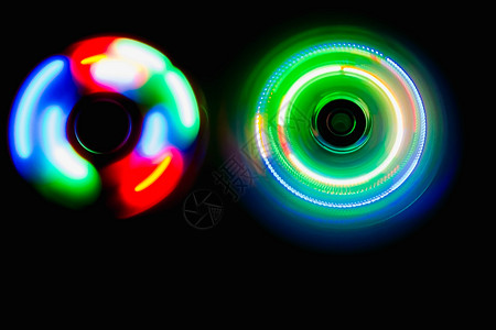 深色背景中的彩色球体光均衡器青色黑色蓝色音乐力量电子粉色液体活力图片