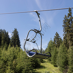 阿尔卑斯山的滑雪电梯椅椅子座位哨子假期活动索道季节绿色电缆顶峰图片