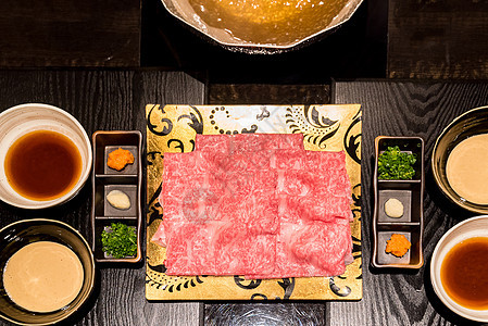 Matsusaka牛肉沙布Shabu Set盘子展示橙子器具烹饪派对享受牛肉面条豆腐图片