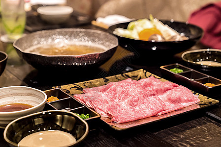 Matsusaka牛肉沙布Shabu Set牛肉烹饪铝锅盘子餐厅享受派对橙子菜单食物图片