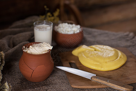 有机奶干酪和奶油牛奶桌子饮食木头勺子生物早餐食物产品小屋图片