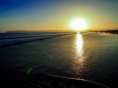 6月在圣地亚哥科罗纳多海滩的日落风景支撑码头天空反射蓝色城市海景太阳海洋图片