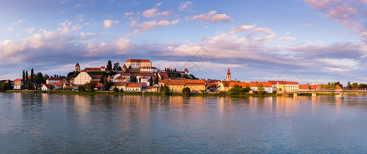 斯洛文尼亚普图伊 斯洛文尼亚最古老城市的全景照片 还有一座俯瞰老城区的城堡中心历史性爬坡堡垒橙子蓝色天空流动支撑温泉图片