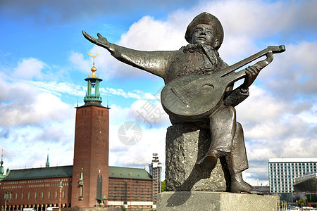 Gamla的Evert Taube纪念碑和S斯德哥尔摩的Stan市政厅 Stan旅行青铜天空蓝色建筑学天际首都建筑音乐历史图片