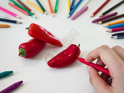 提取塑料彩色蜡笔白色铅笔胡椒绿色蔬菜辣椒橙子绘画图片