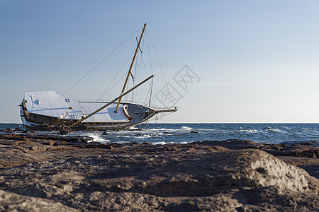 帆船困在岩石上情况游艇海岸线旅游保险支撑事故桅杆海滩海岸图片