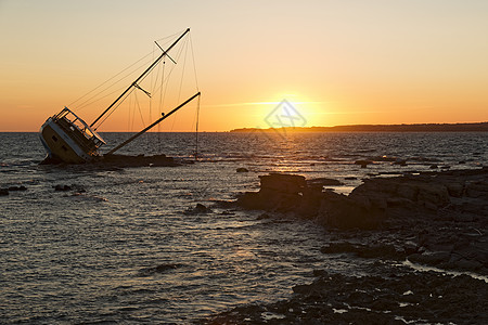 帆船困在岩石上海洋海滩宪章风暴桅杆日出情况悬崖海岸旅游图片