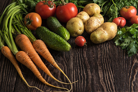 新鲜种植的生蔬菜收成饮食茄子土豆橙子桌子农业胡椒黄瓜植物图片
