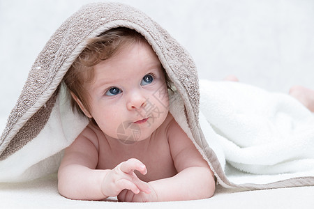 沐浴后可爱的宝宝 父母的照顾理念 快乐宝贝玩得开心 三个月的宝宝抬头看图片