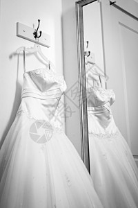 黑白婚纱在镜子中反射出来图片