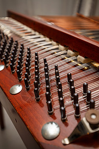 木制圆柱乐器细绳传统音乐洋琴木板演奏家民间铙钹调解员图片