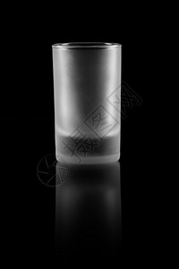 伏特加杯酒玻璃瓶子空白水晶高脚杯反射器皿黑色家庭杯子图片