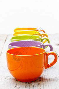 杯列咖啡杯子咖啡店紫色橙子黄色用具制品桌子木头图片