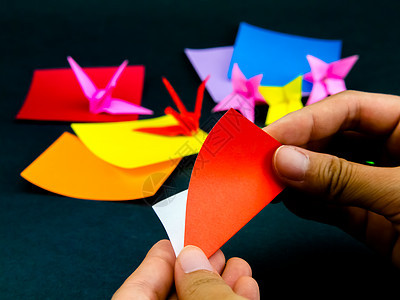 日本折纸玩具折叠指令 如何玩耍天蓝色孩子们忍者折纸黄绿色蓝色起重机艺术乐趣橙子图片