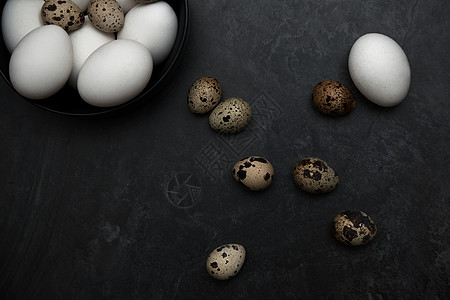 桌边的鸡蛋和打斗鸡蛋农场食物杯子桌子静物工业水平饮食蛋壳鹌鹑图片