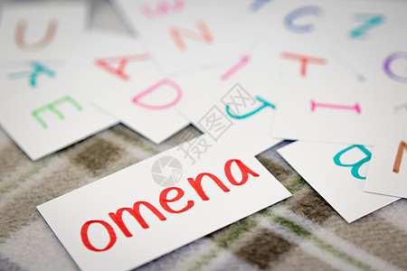 芬兰语; 用字母卡学习新单词; 写入图片
