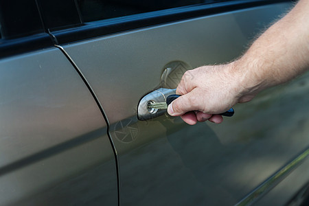 男人的手用钥匙打开车门汽车司机保险水平运输旅行商业控制男性金属图片