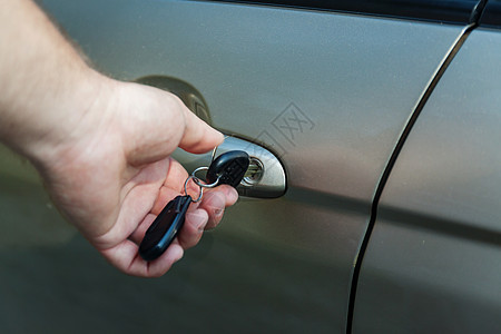 男人的手用钥匙打开车门商业金属手指控制驾驶白色旅行反射男性水平图片